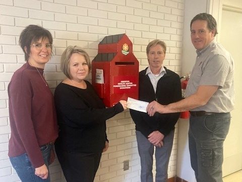 Brian Wittal of Paterson Grain presenting $10,000 to Jeff Hammel, Suzanne Telford and Leslie DeRuyter of Innisfail Health Centre